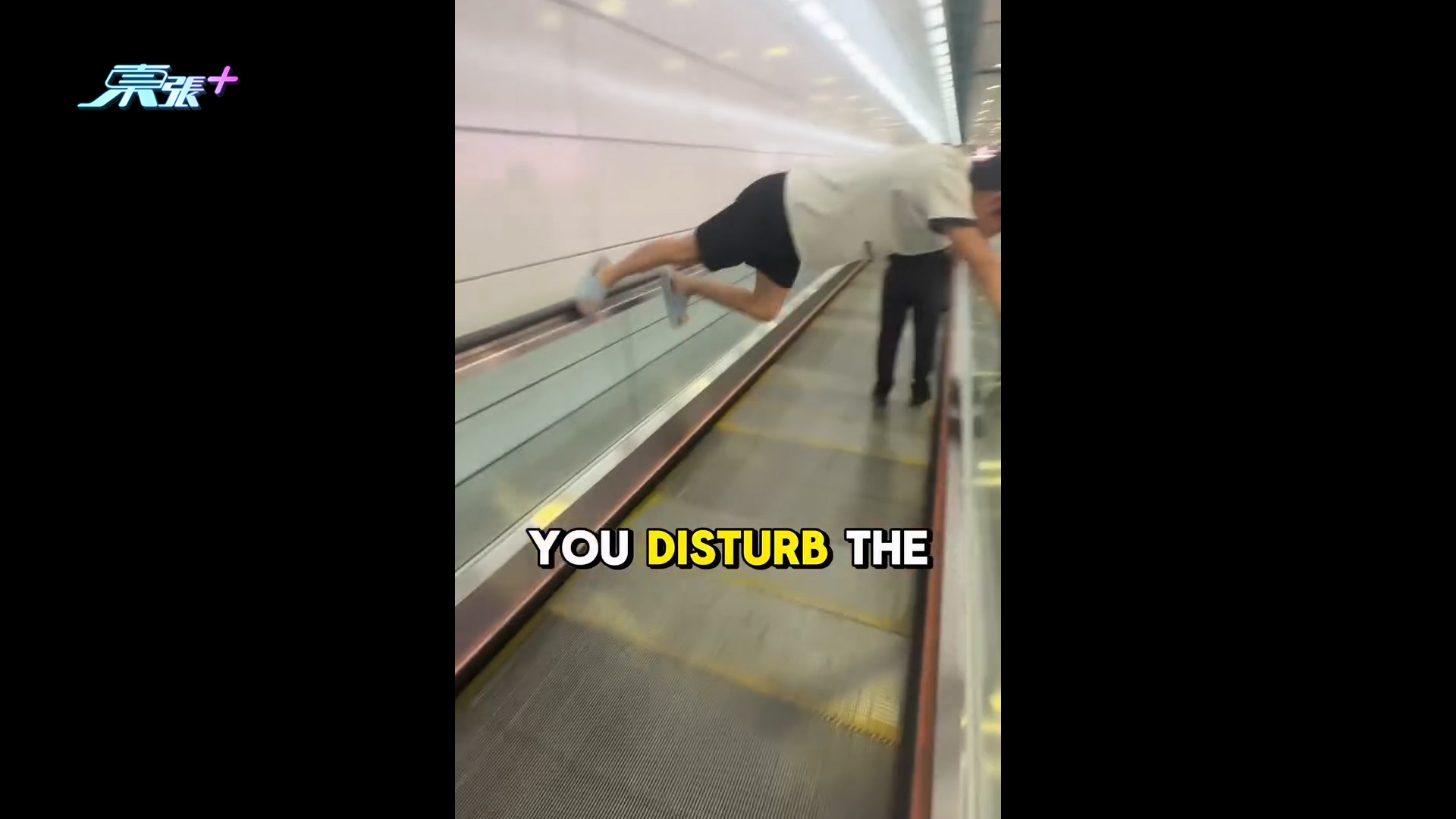 網紅中環站「扮馬騮」踩自動行人道扶手拍片　阻人行兼扮道歉惹公審