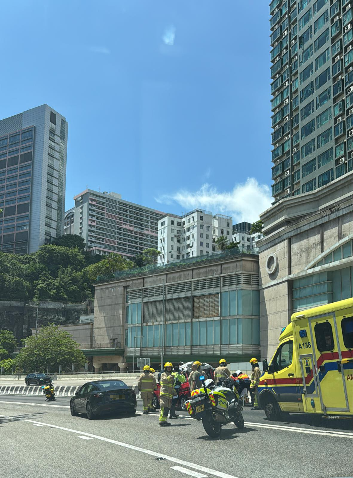 涉事Tesla私家車停在的士旁邊。（Facebook圖片／馬路的事 (即時交通資訊台)／Bosco Chu）