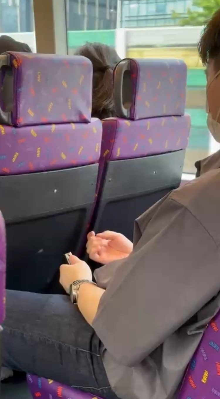 報料者形容：「佢剪得好投入，但啲指甲飛到周圍都係，真係唔知佢有冇諗過其他人感受。」