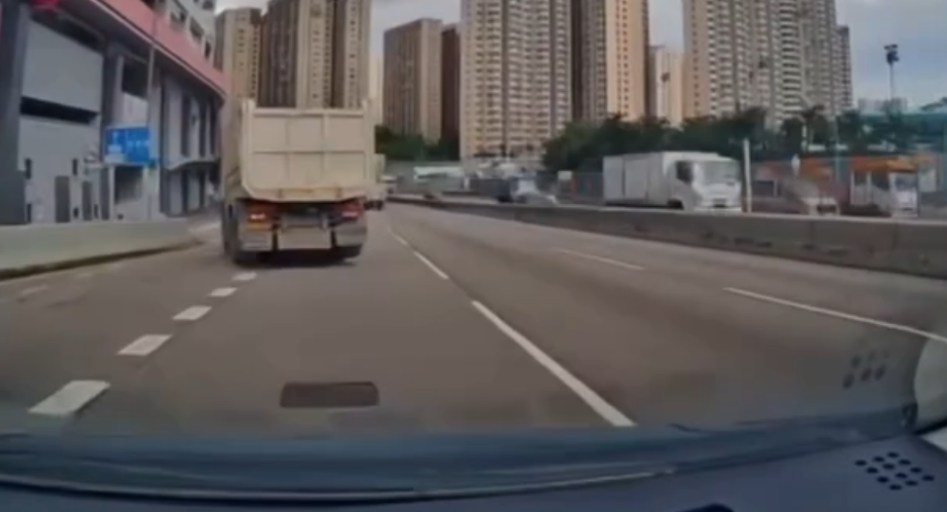 車Cam直擊｜泥頭車黃大仙與電單車起碰撞　鐵騎士飛出車外勁驚險