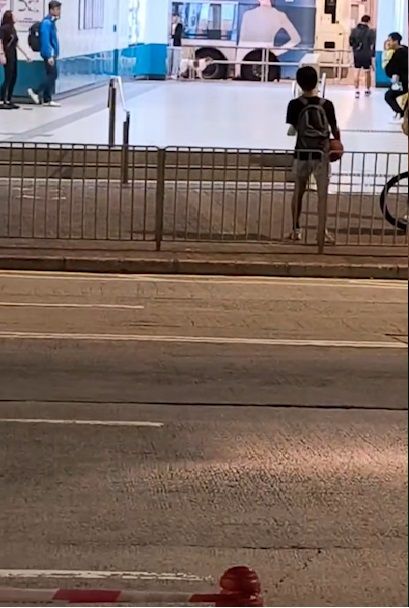 屯門MMA｜暴躁妻港鐵站內手袋毆打抱子丈夫