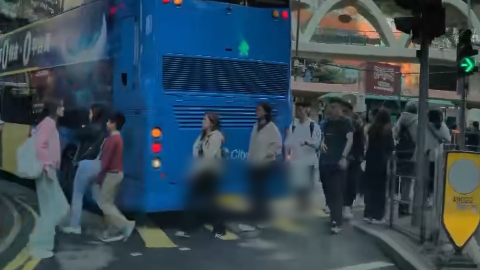 車Cam直擊｜銅鑼灣雙層巴士紅綠燈突倒車　片主：差啲撞到途人 (FB@ExhilaratingElk8888)