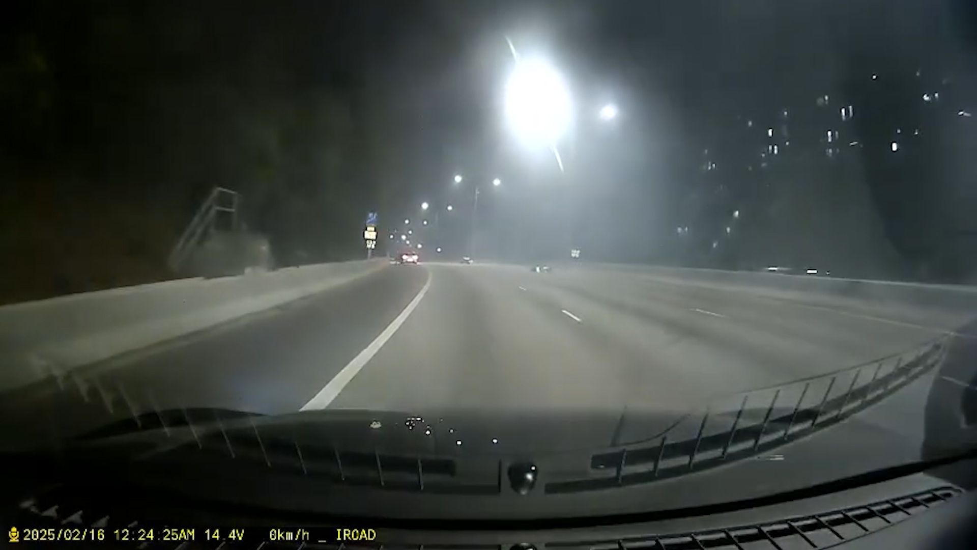 屯門公路私家車疑入彎時「甩尾」。(影片截圖)