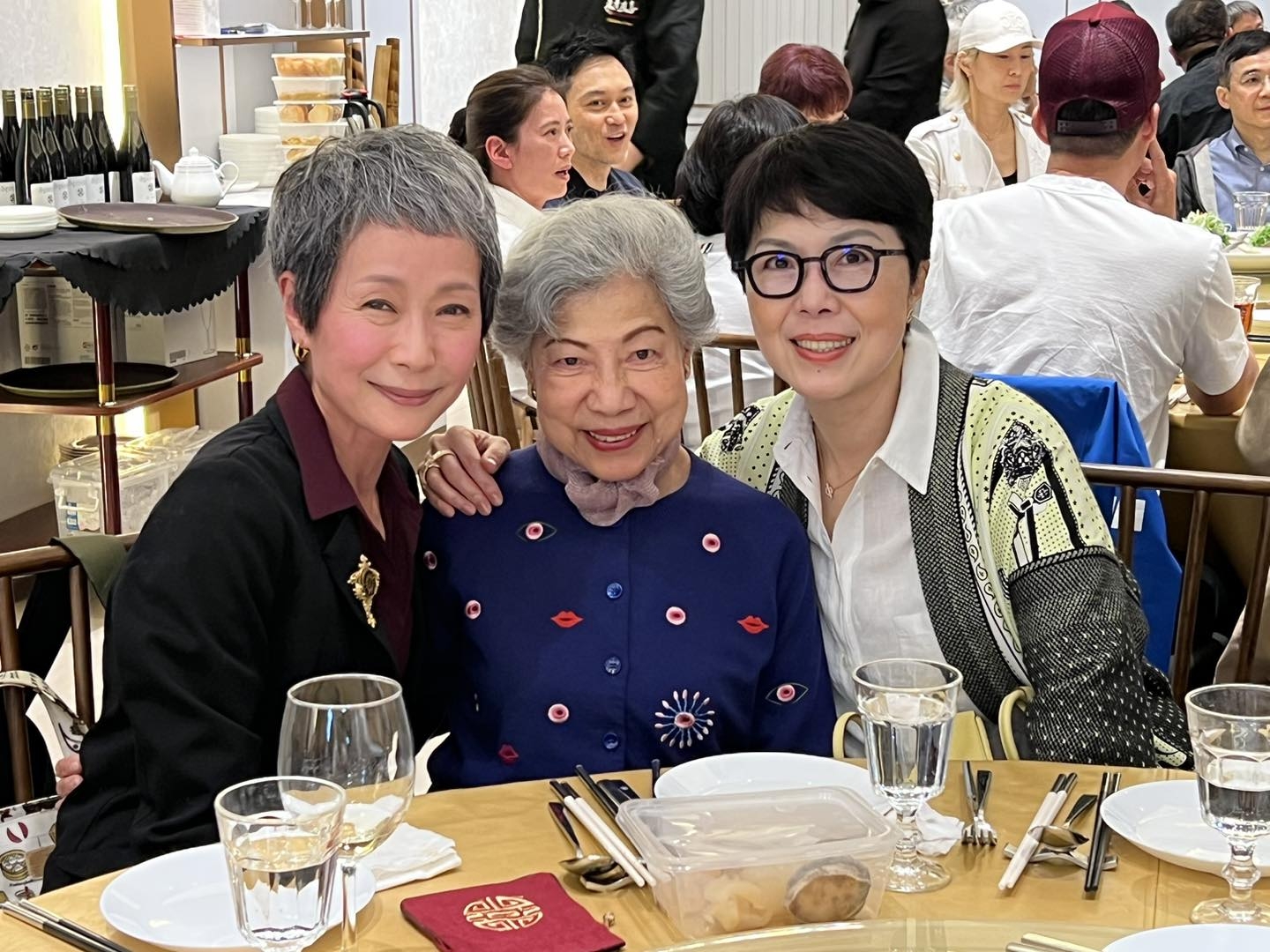 久未露面嘅菊姐關菊英罕有現身。