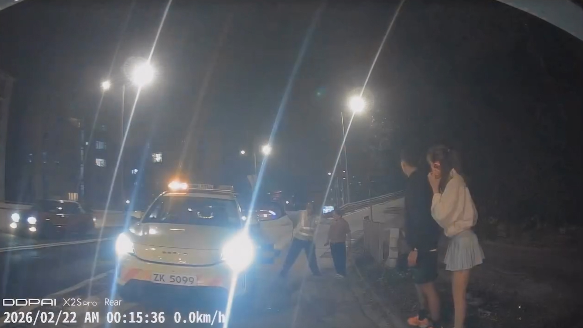 車Cam直擊｜獅子山隧道口遇「迷路婆婆」