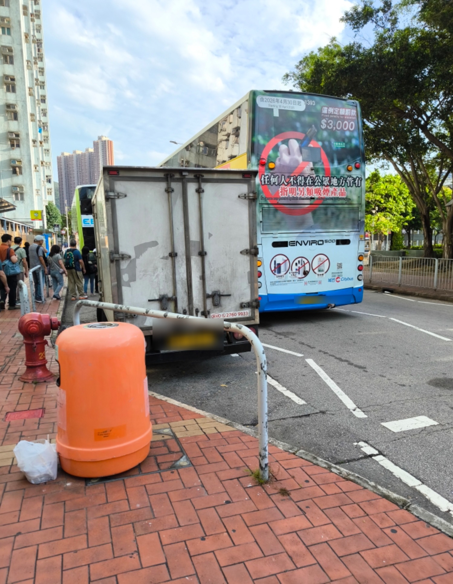 東張西望報料｜屯門巴士站被霸兩星期　貨車違泊阻路　962A無法埋站上客