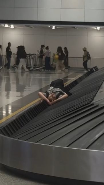 港機場行李輸送帶男子大覺瞓勁梳乎