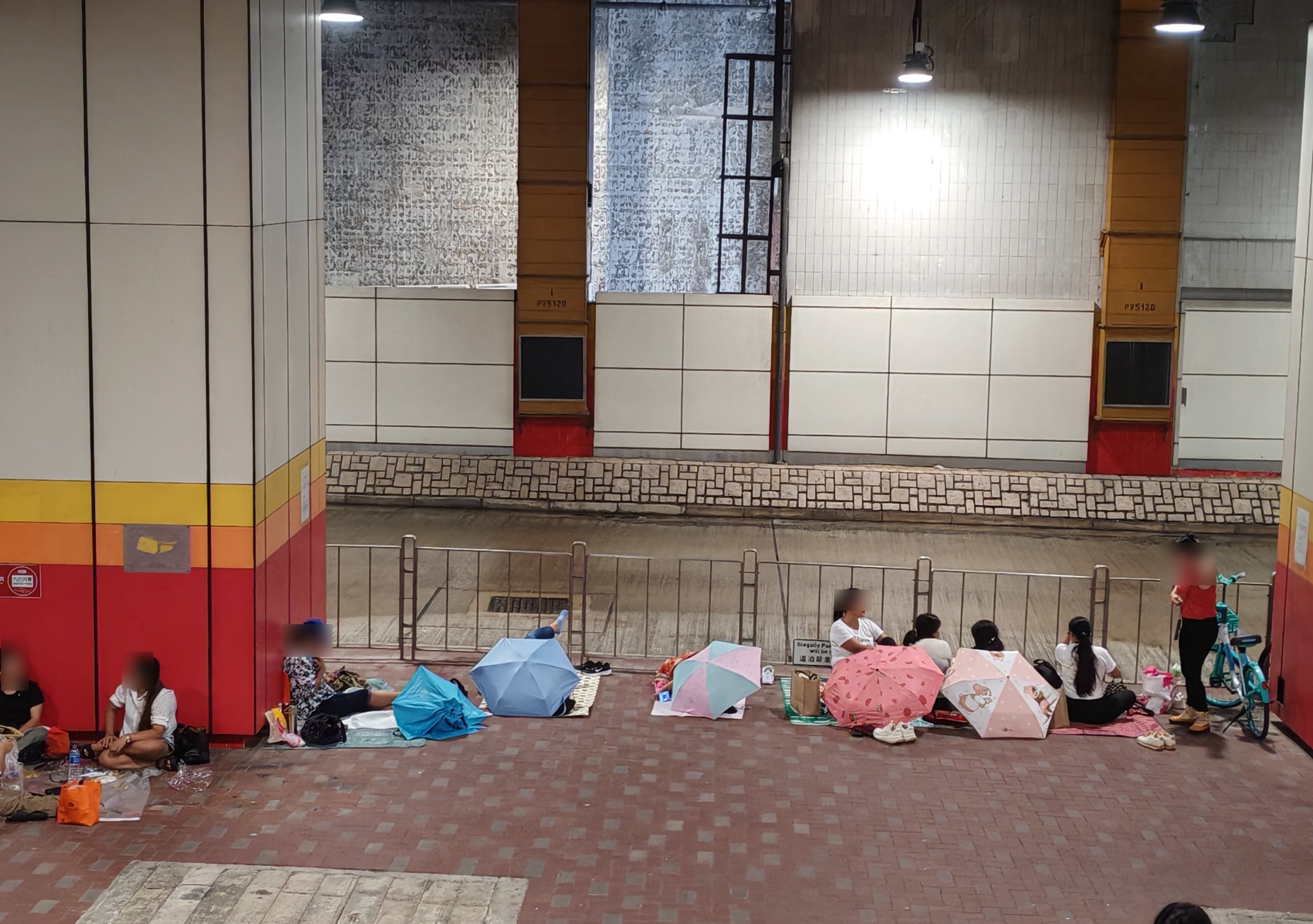 東張西望報料｜大埔巴士站變「露營區」　帳篷紮營過夜播歌跳舞　街坊怒轟：投訴半年冇人理 （觀眾羅小姐提供圖片）