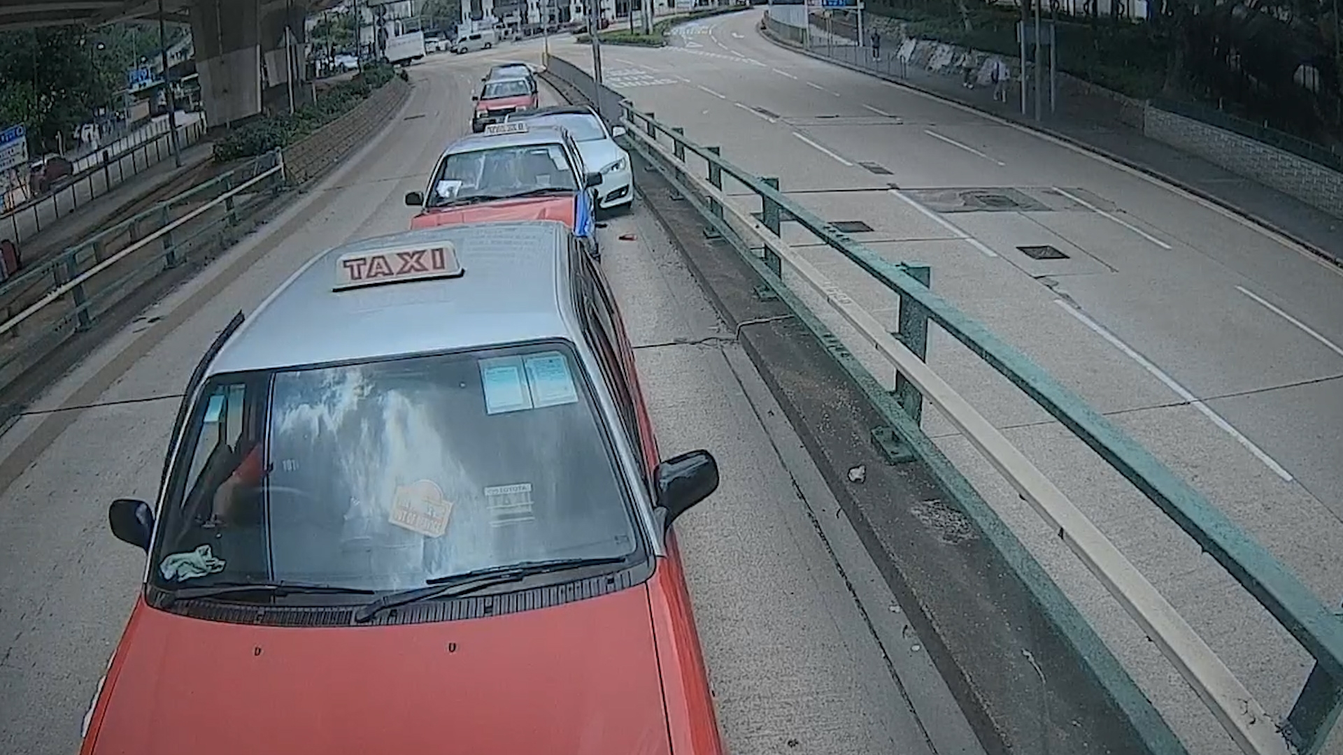 車Cam直擊｜Tesla司機揸車發夢「油門當Break」踩　車主：差兩吋中