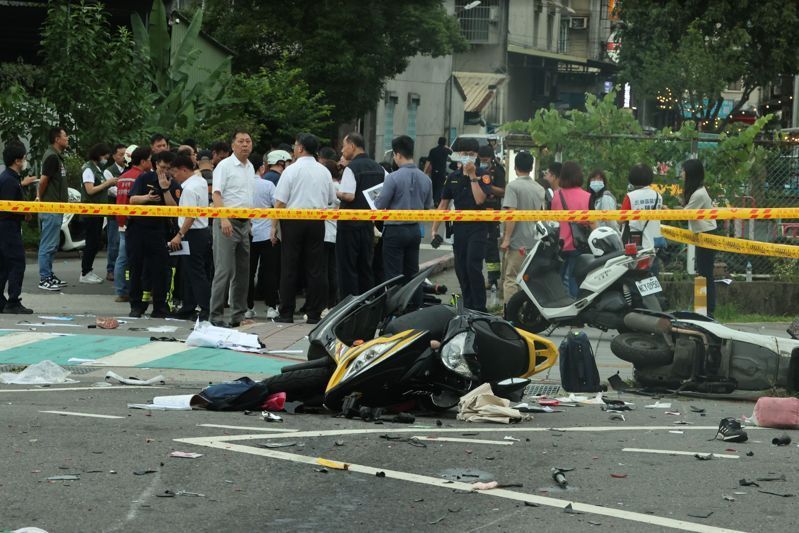 新北三峽重大事故釀3死12傷，有9人是三峽國中學生，被撞的機車扭曲變形，足見撞擊力道猛烈。記者蘇健忠／攝影