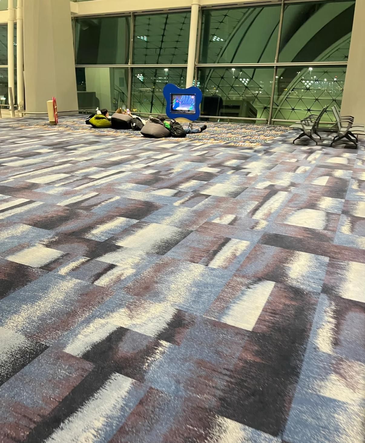 五一黃金周｜內地女教香港機場窮遊過夜攻略，稱「放下羞恥心」睡地上。