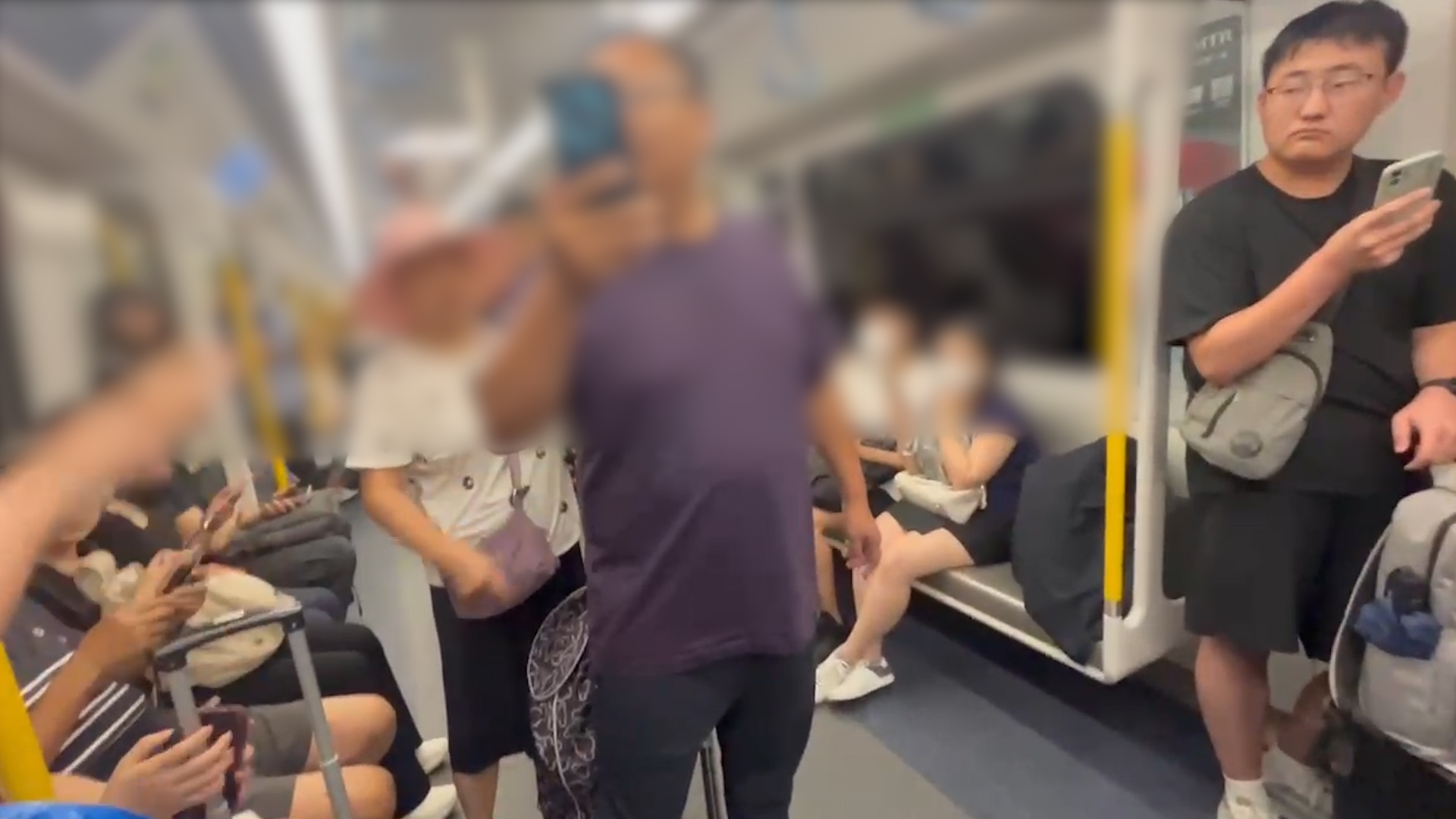 東張西望報料｜東鐵普通話大叔擺袋霸位唔畀人坐　被全車人鬧仲聲大夾惡理論