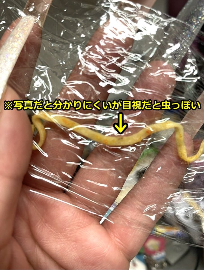 事件由擁有百萬追蹤的X用戶「Korekore19」於周二（21日）率先曝光，指在「味噌金」黃色麵條中發現深褐色細小顆粒。