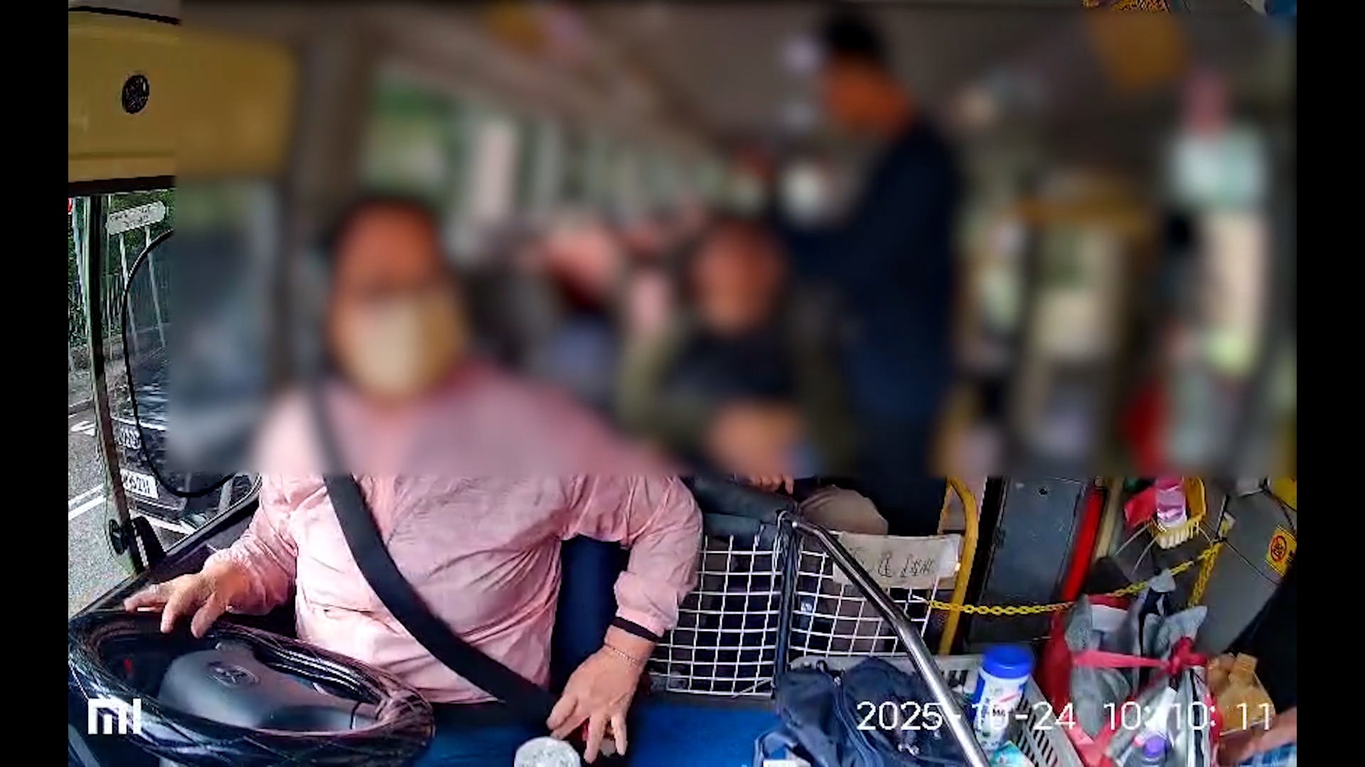 女司機將小巴停定後，車廂中排隨即有一名戴太陽眼鏡男子起身，出示證件表明警員身份，並指示全部人不要動。單人座亦先後有兩名男子站起。 （網上影片截圖）