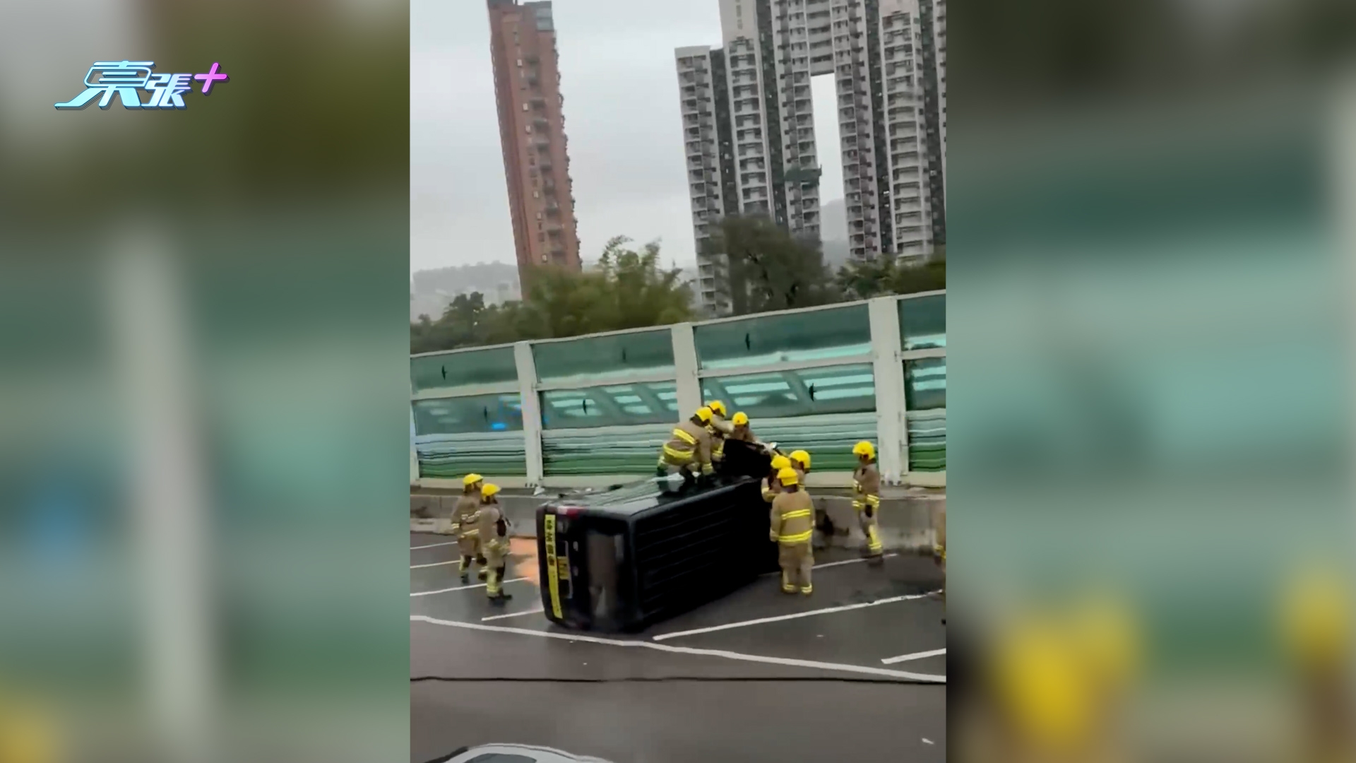 有片｜屯門公路客貨車自炒翻側　消防爬車救人　往九龍方向車龍塞爆 （FB＠屯門公路塞車關注組）