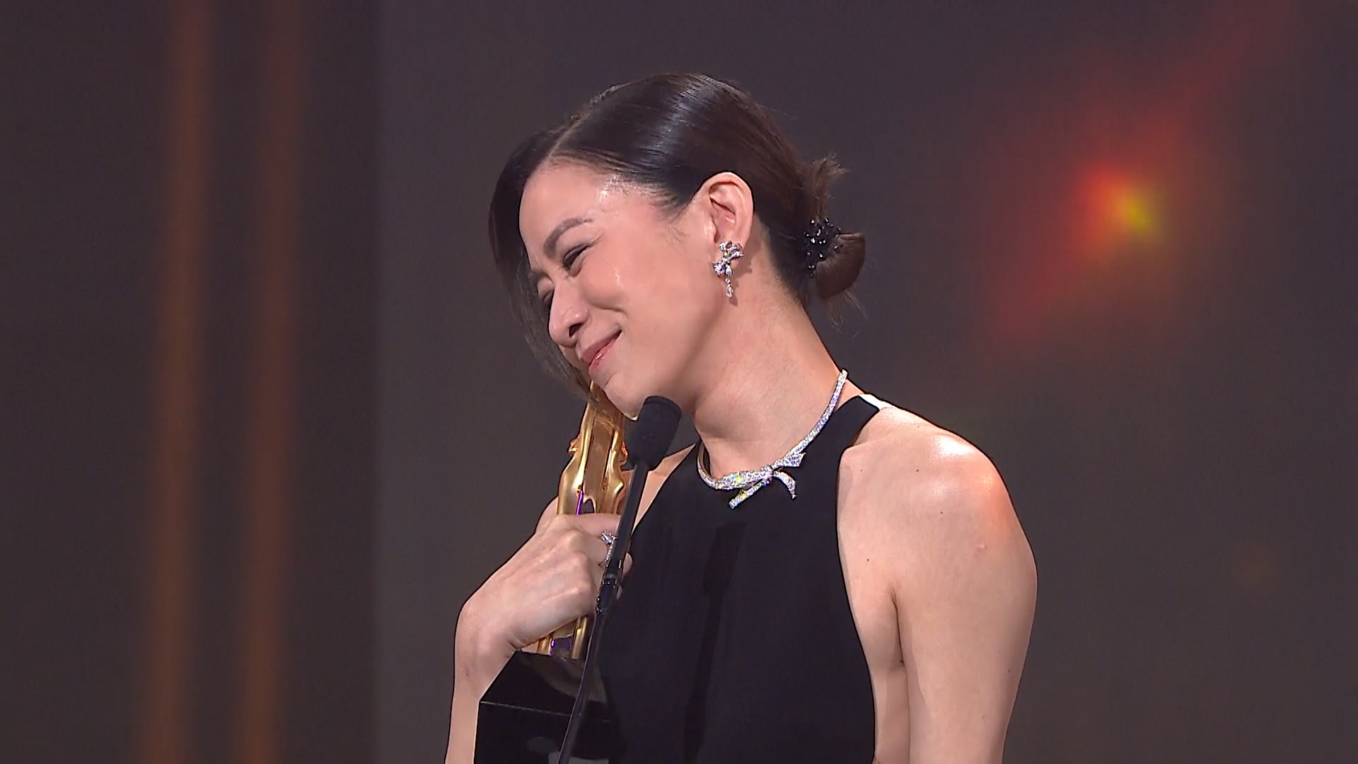 「Man姐」佘詩曼成為史上首位四屆視后，全場歡呼。