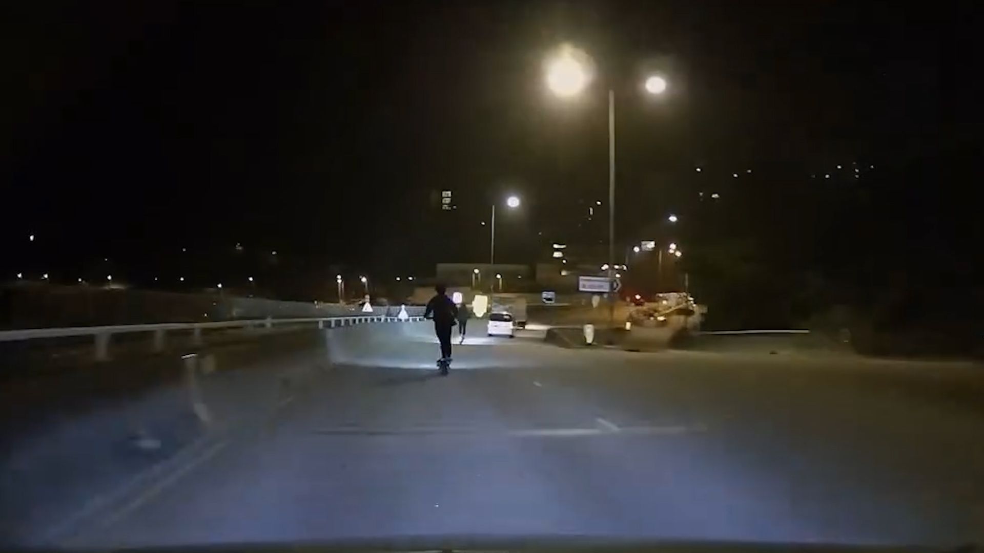 5人踩電動滑板車行馬路上飛鵝山