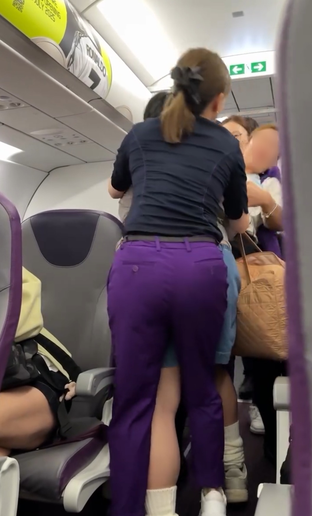 女方失控推跌前排空姐