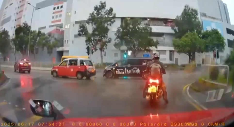 車Cam直擊｜天雨路滑的士慘遭貨van攔腰撞