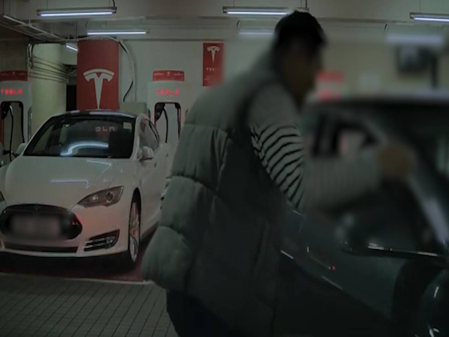 Tesla女司機停車場泊車有人睇實都揩花對面