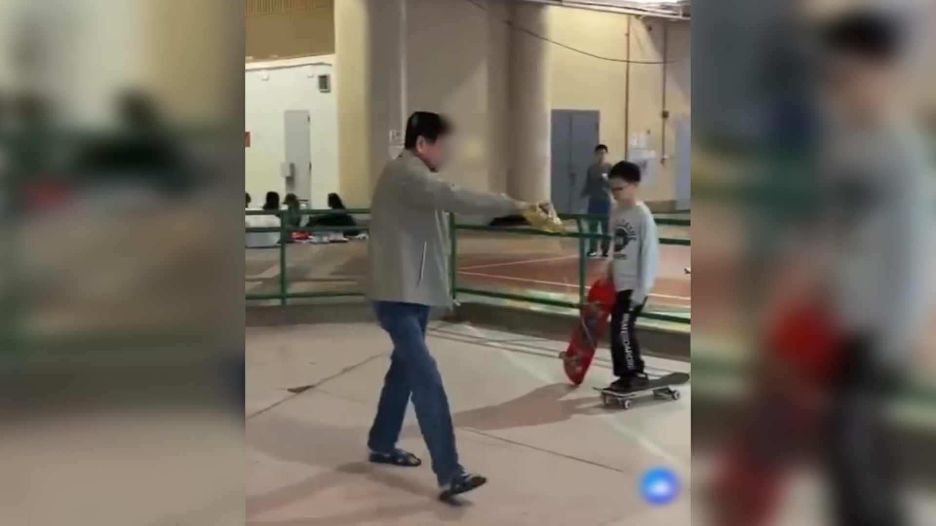 據影片所見，男子手中拿出一支花生油倒落地上，而花生油亦被男子倒在地上，地上亦有明顯油漬。