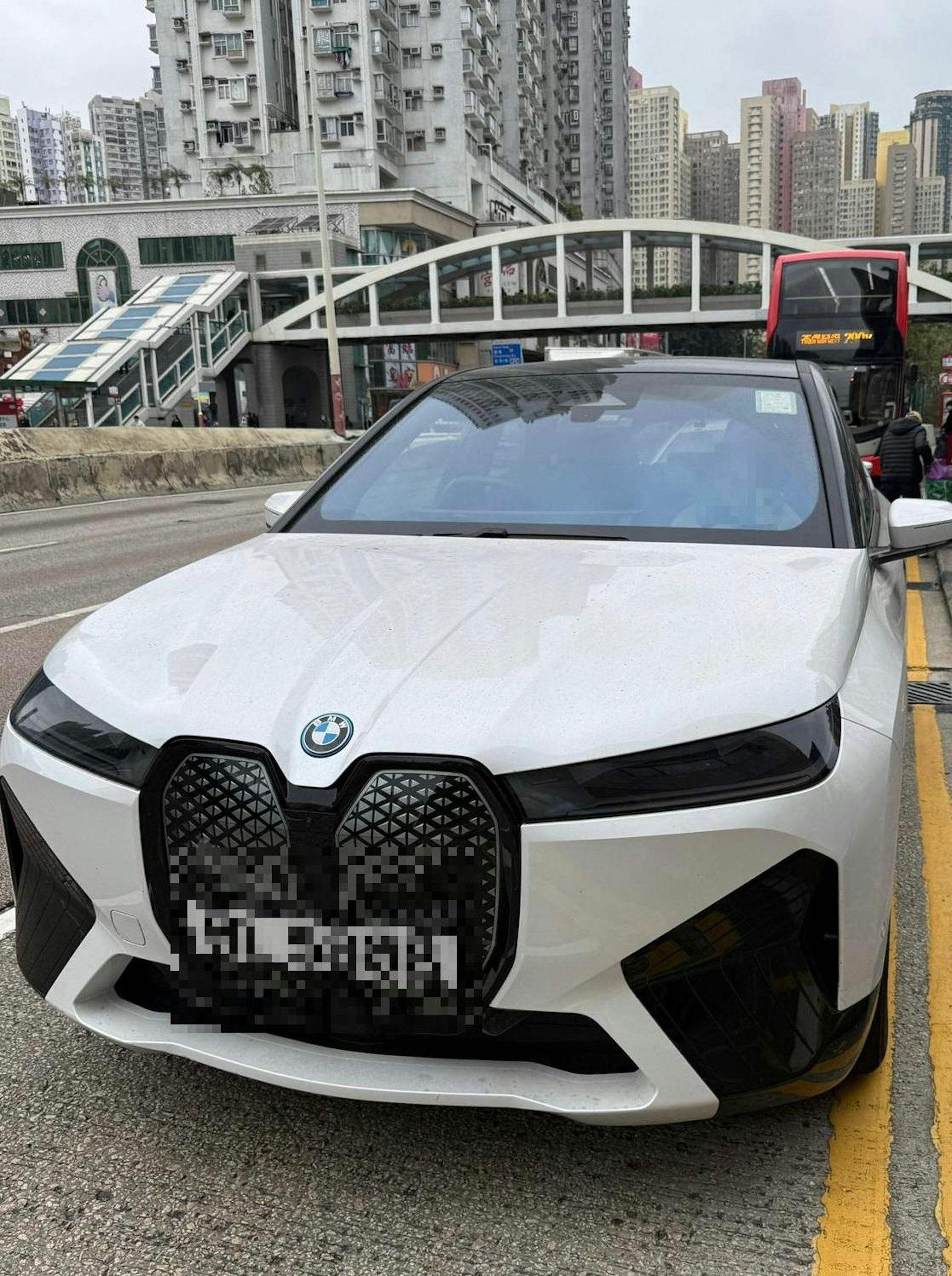 警方在龍翔道136號附近截查一輛可疑寶馬私家車。（警方圖片）