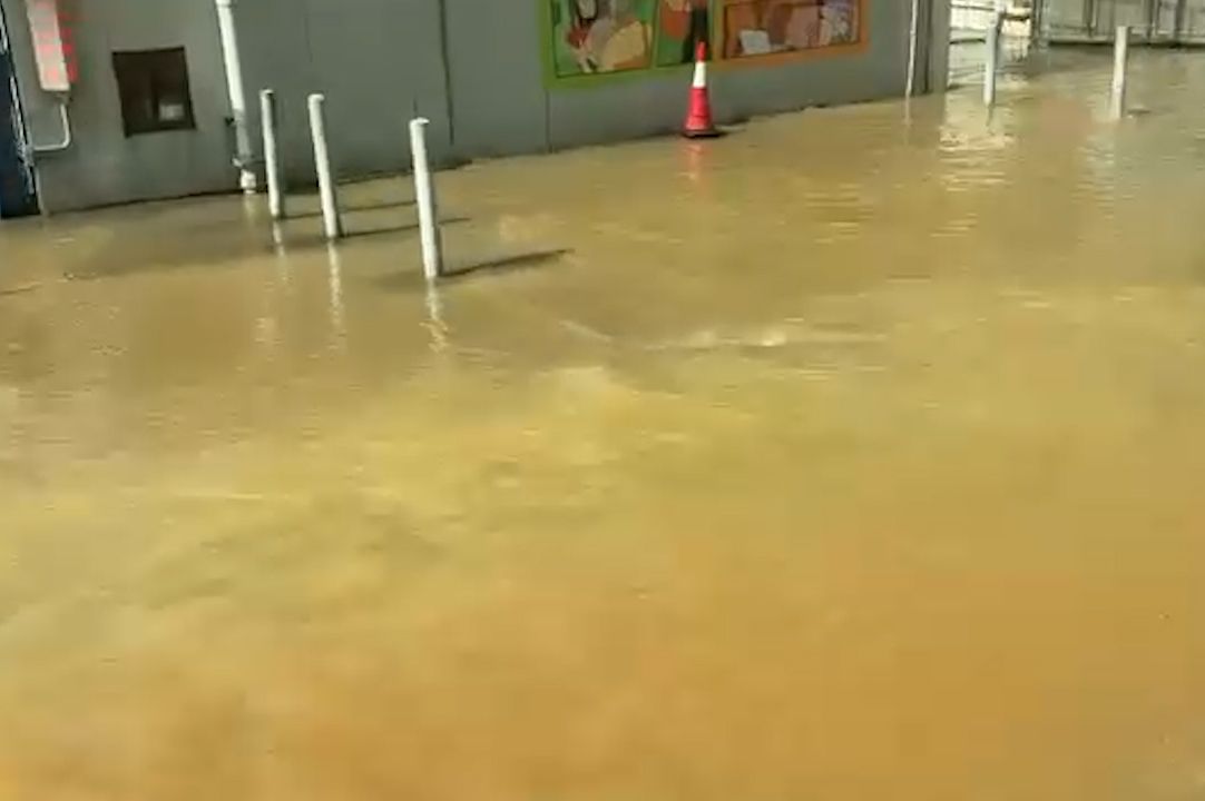 青衣警署正門前爆水管，泥水淹行人路及馬路。(現場影片截圖)