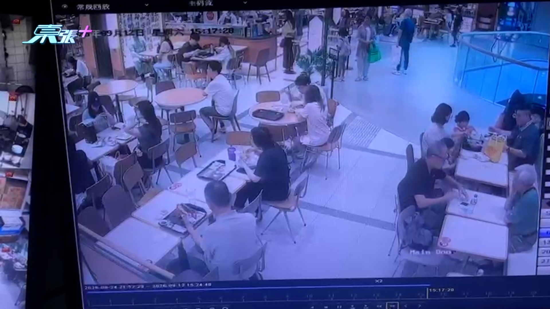 東張西望報料｜Food Court炸雞「離奇失蹤」　中年漢疑用紙巾包走　苦主錯愕：行開就無咗 （觀眾Nelson報料提供）