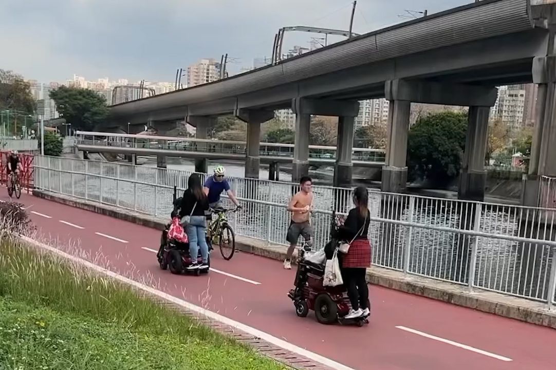 有片｜屯門兩電動輪椅單車徑奔馳，後面仲「載客」勁滋悠！