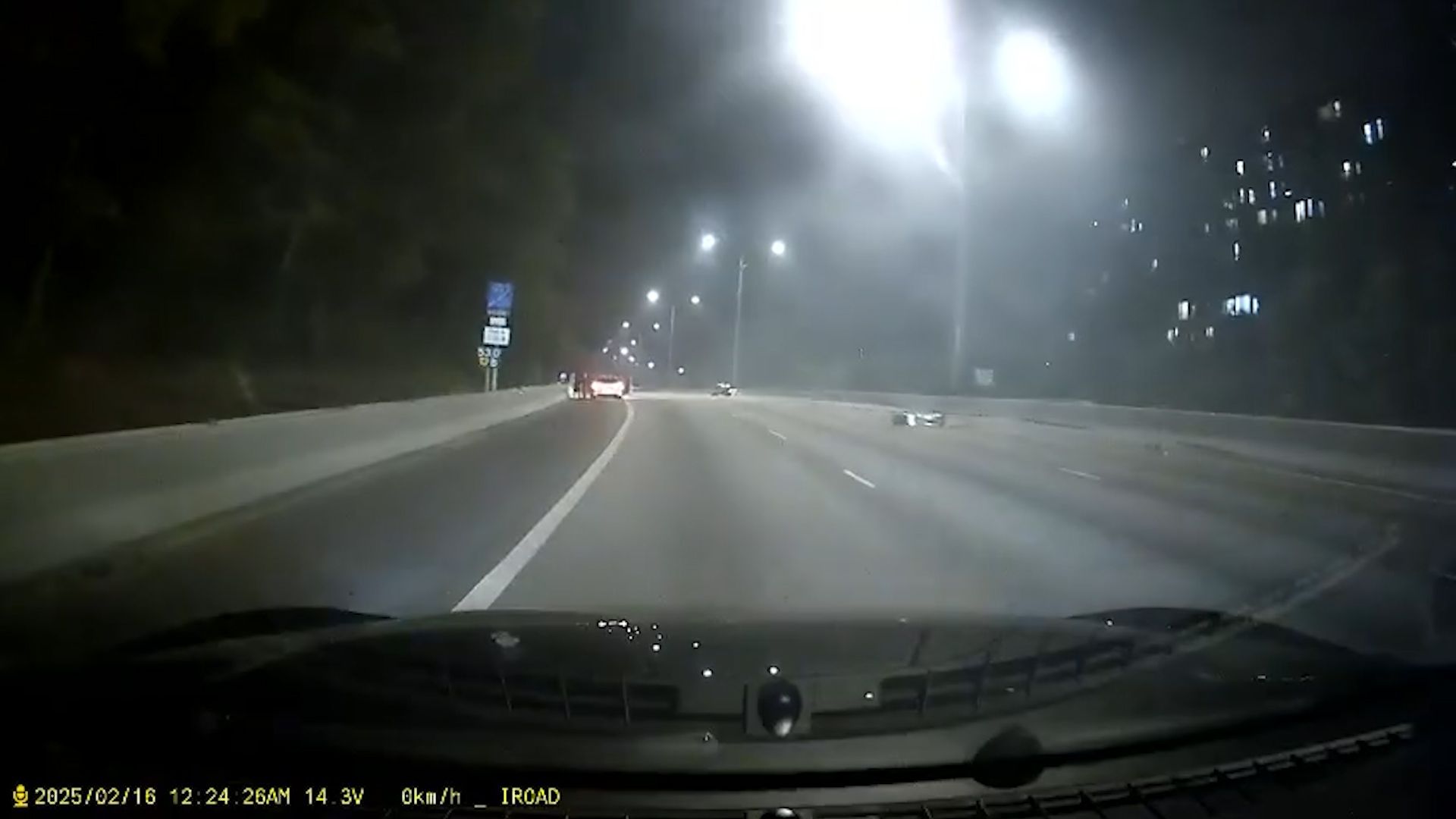 屯門公路私家車疑入彎時「甩尾」。(影片截圖)