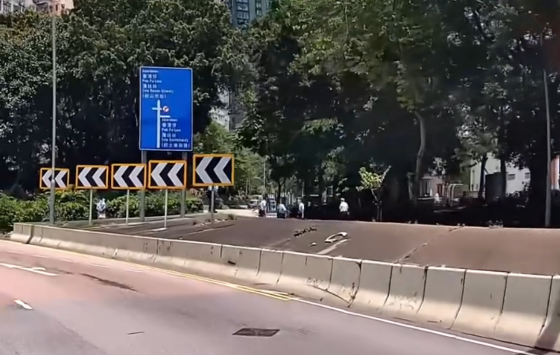 車Cam直擊｜香港仔阿SIR疑心急違規跨馬路中心石壆
