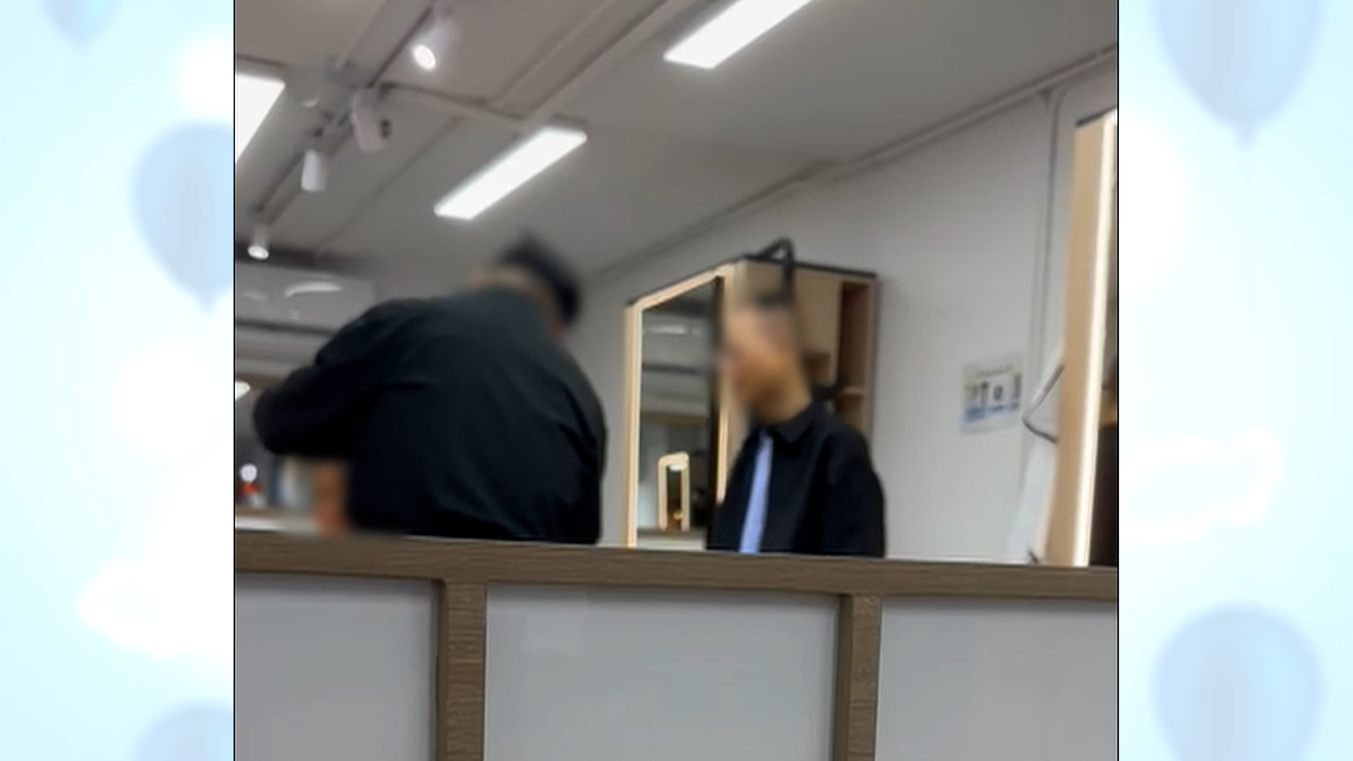 即使髮型師已在為下一位顧客剪頭髮，該名顧客依然繼續表達不滿。