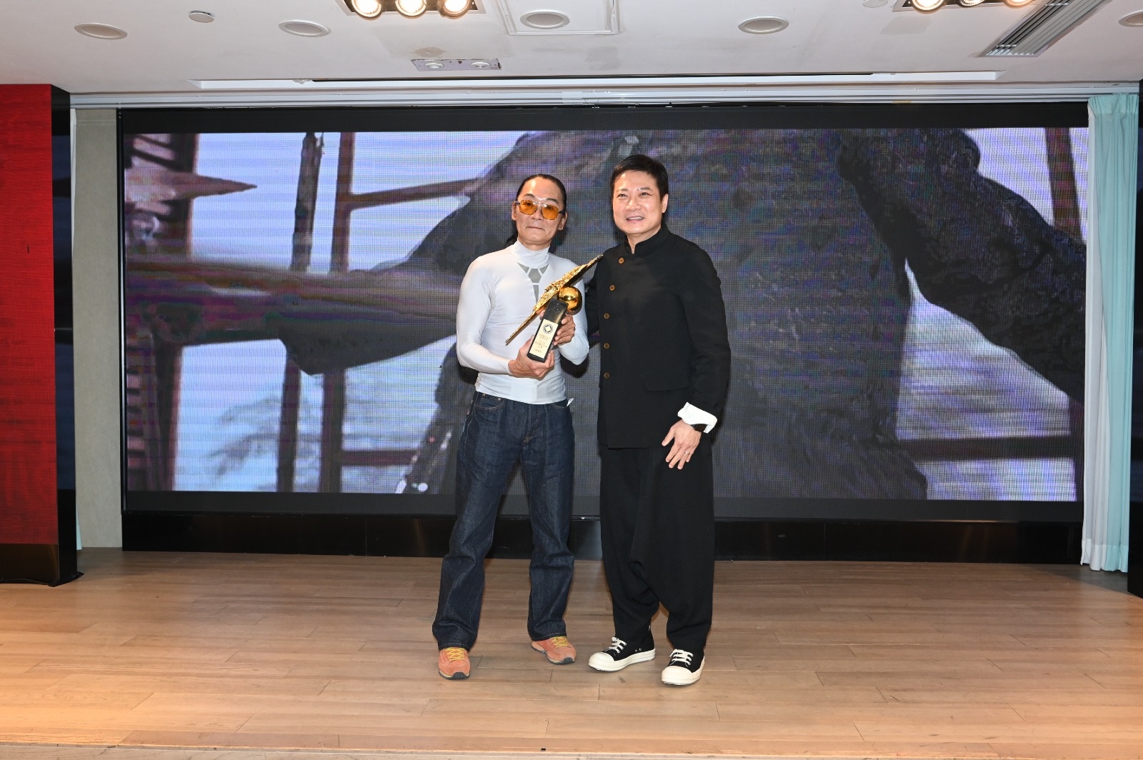 會長錢嘉樂頒傑出動作表演大獎予張榮祥(亞虎)