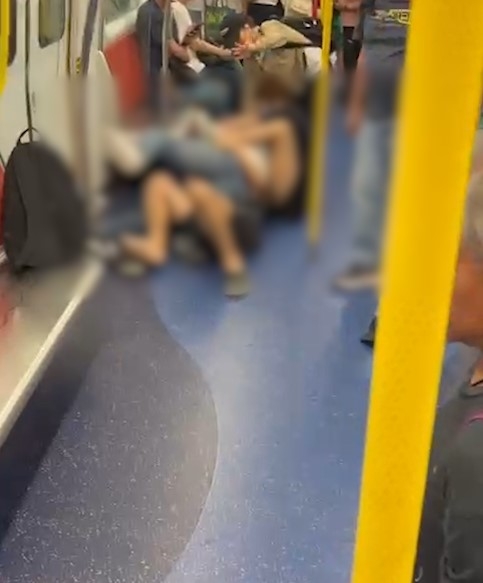 東張西望報料｜黑雨港鐵屯馬線爆MMA　3人混戰玩「碌地沙」　乘客爭相走避