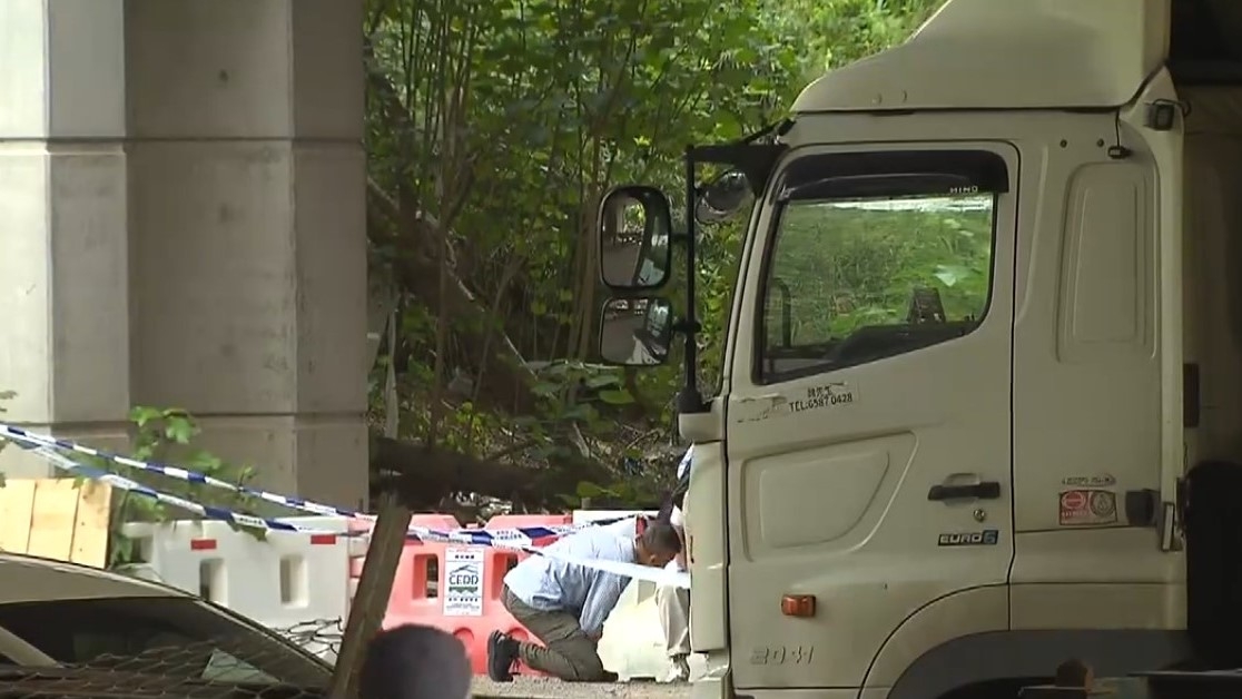 大批人員到場搜證。