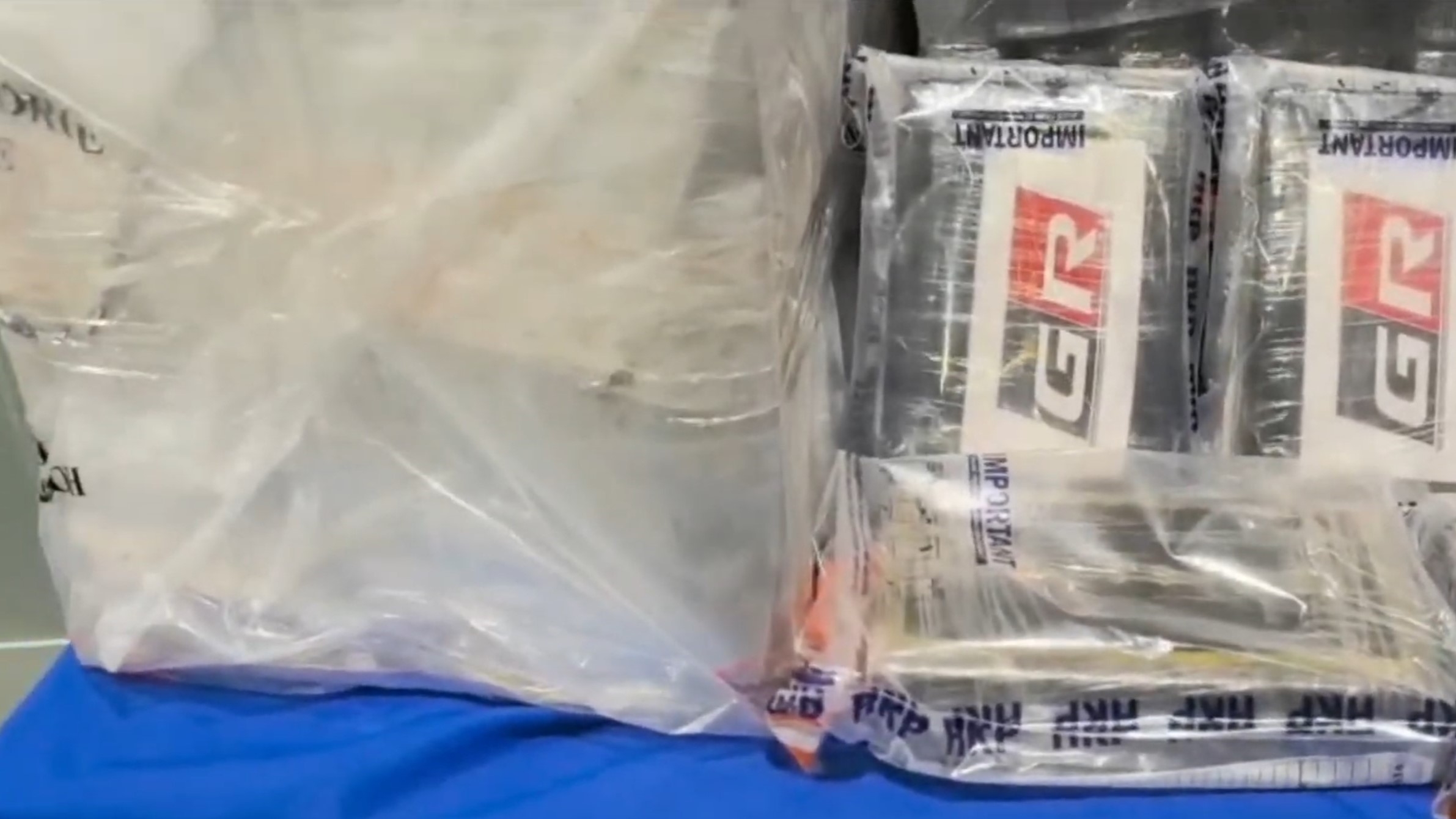 警方檢獲125公斤懷疑可卡因，市值約8100萬元。（警方YouTube直播截圖）