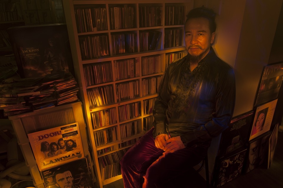 香港著名填詞人因葵主要活躍於八十年代至九十年代，第一首發表的填詞作品為太極的《紅色跑車》。