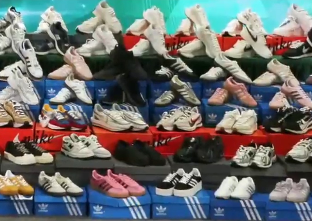 海關搗破售賣冒牌波鞋的網店，檢市值200萬元假貨，拘1男1女，涉洗黑錢1300萬元。（海關Facebook直播截圖）