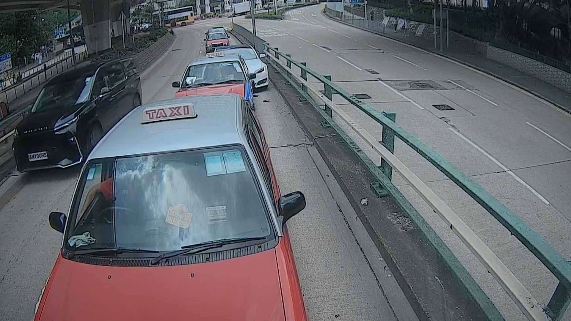 車Cam直擊｜Tesla司機揸車發夢「油門當Break」踩　車主：差兩吋中