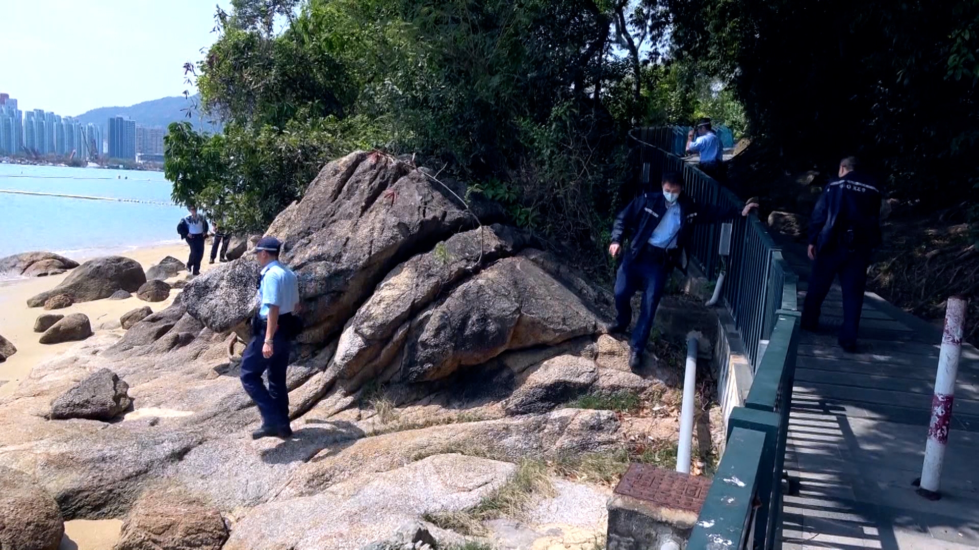 為了阻止該名男子逃離現場，警察在另一邊進行埋伏守候，他們跨過欄杆，走到沙灘，終於成功捕獲可疑男子。