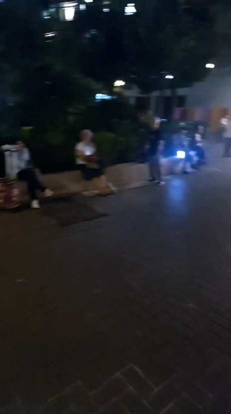 觀眾提供的影片顯示，有些公公婆婆沒有體力行樓梯回家，就只能待在大廈樓下等待。（報料觀眾提供影片截圖）