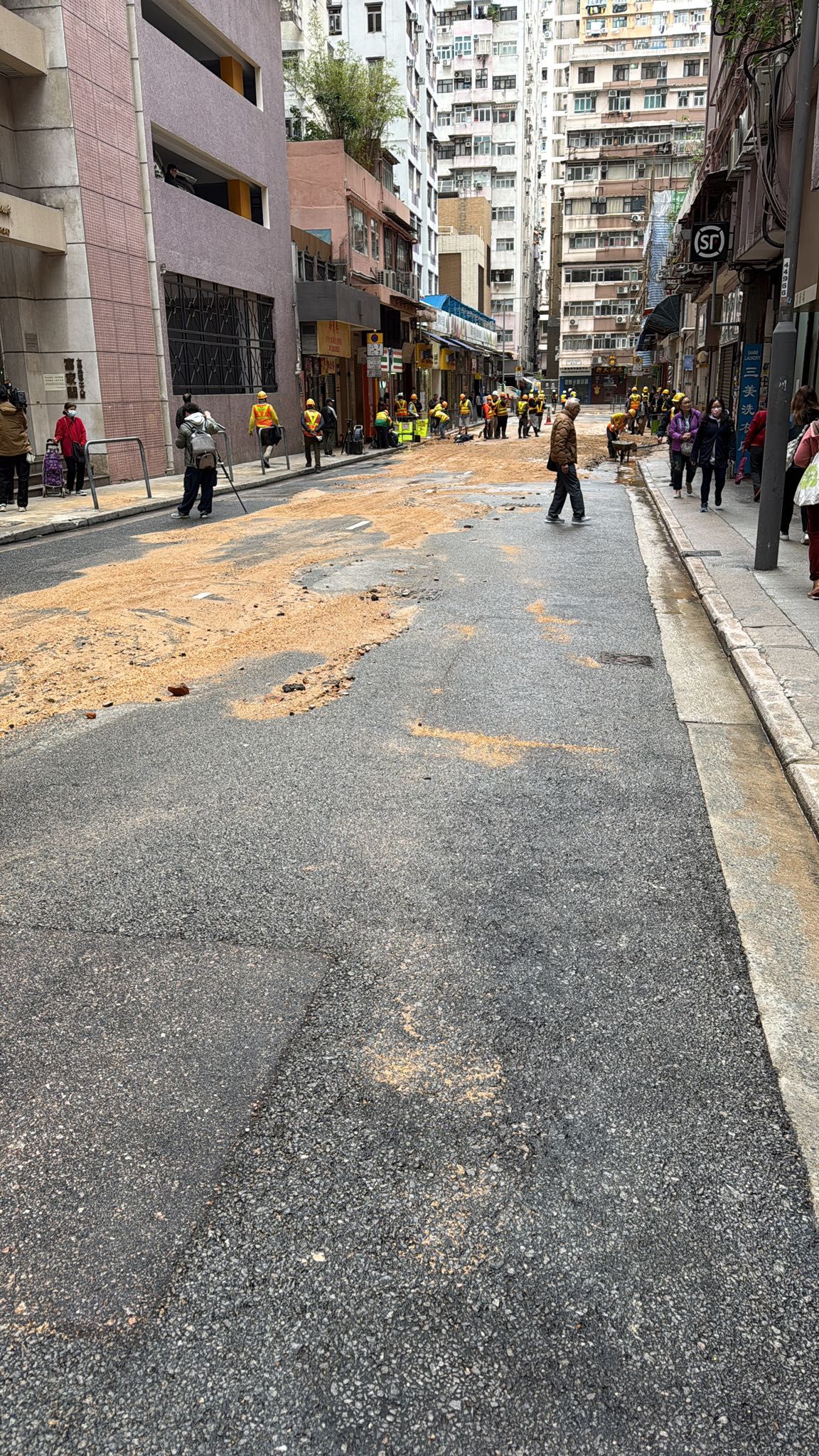 北角七姊妹道爆水管積水約3至4cm深