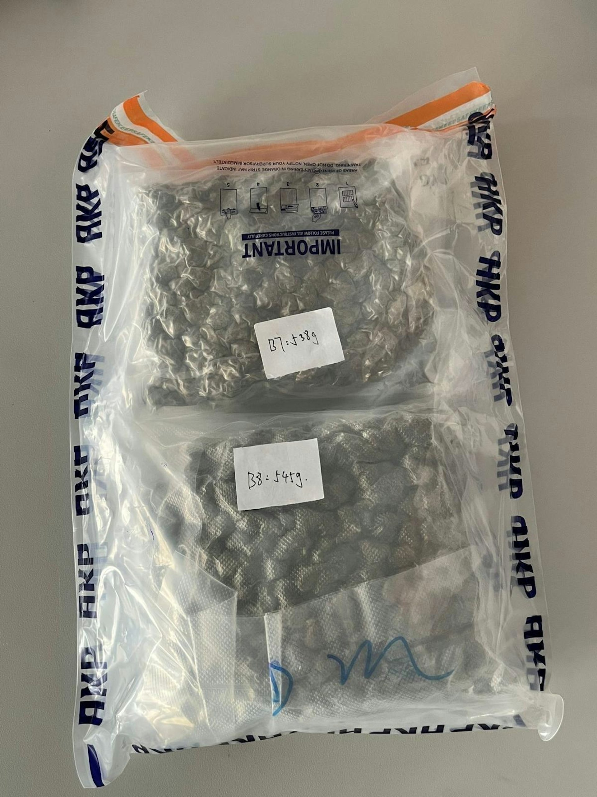 警方檢獲大麻花、依托咪酯粉、可卡因、果味甘油混合及一批毒品包裝工具。（警方圖片）