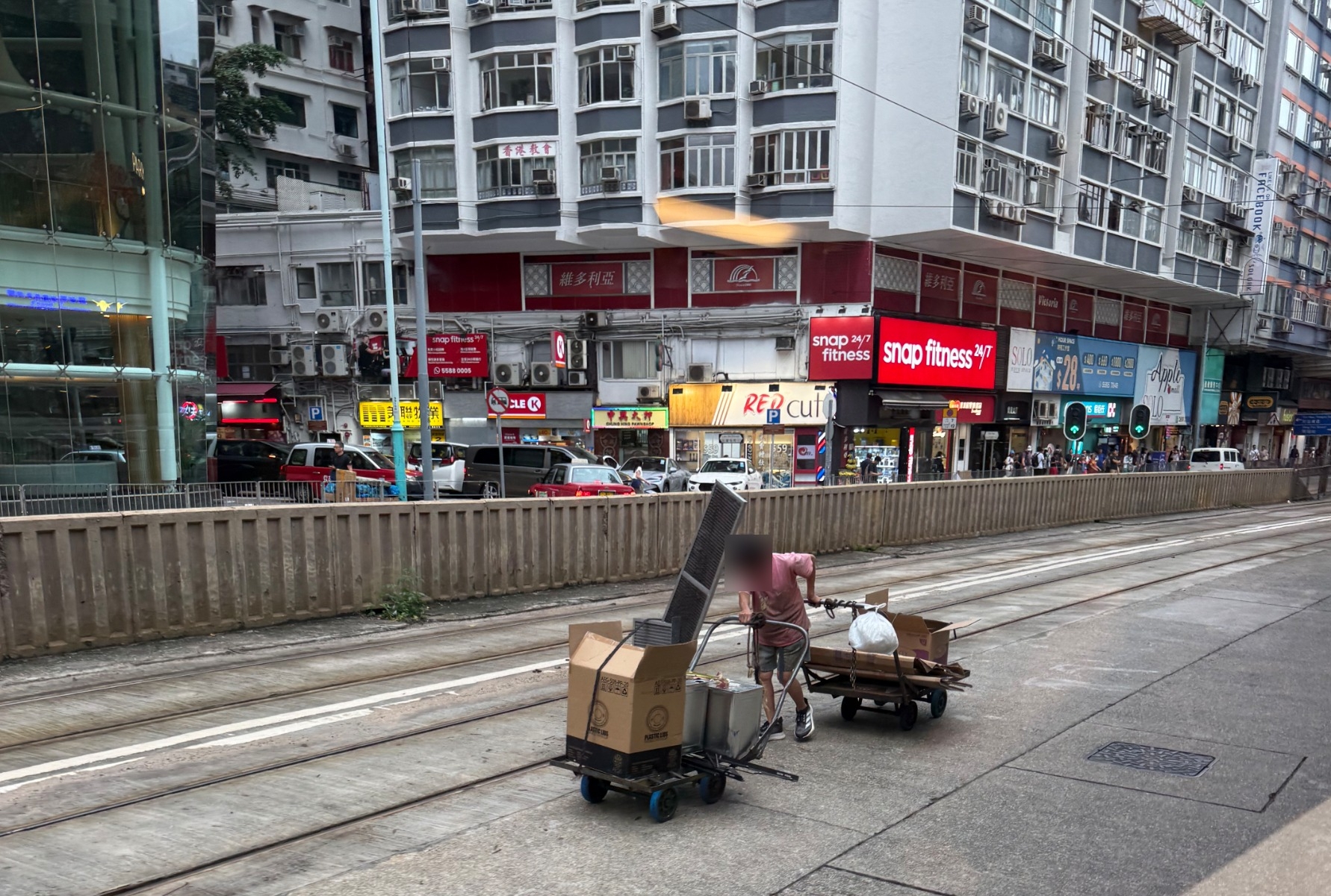 東張西望報料｜北角英皇道「紙皮老人」拖車闖行車路　險象環生引街坊報料關注 （報料人Phoebe提供）