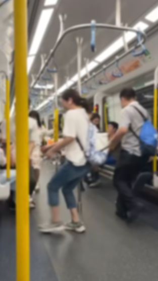 東鐵線內地客衝門爭位片網上瘋傳