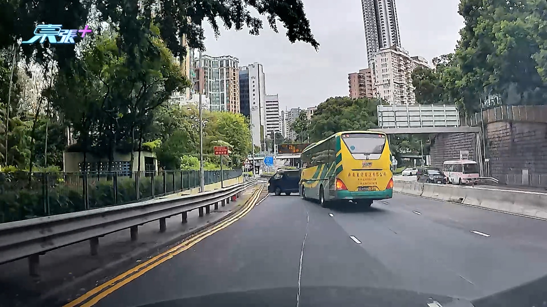 東張西望報料｜何文田公主道旅遊巴疑撞客貨車　車Cam直擊客貨車失控翻側前一刻