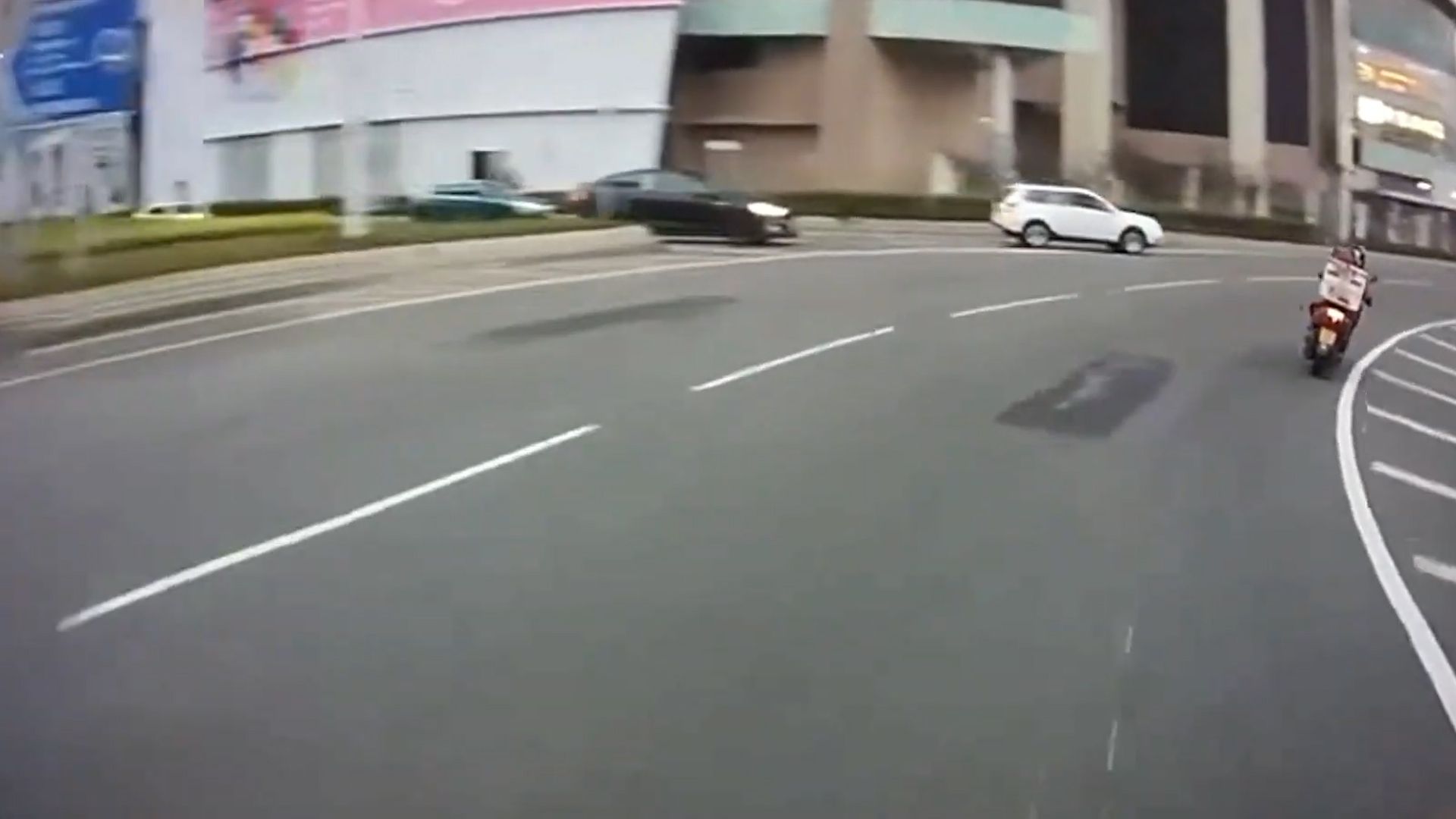 有片｜將軍澳白色私家車螺旋處閘車及讓線沒停