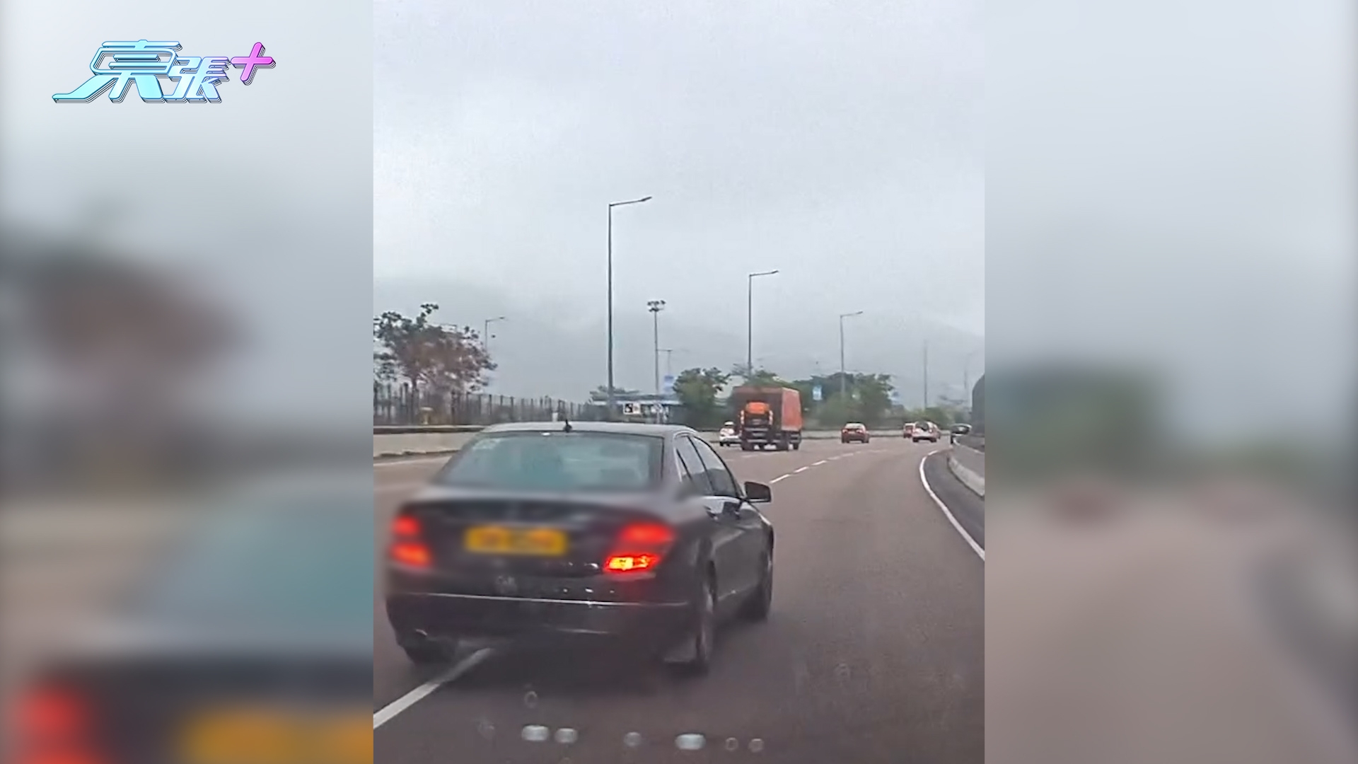 車Cam直擊｜吐露港公路驚現「P牌馬路炸彈」　逆線掉頭再切3線險釀車禍 (FB@車cam L（香港群組）)