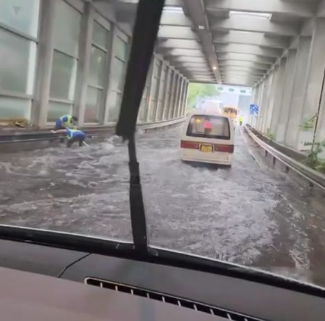 黃雨下多區水浸　荃錦交匯處水深及膝工人忙清理