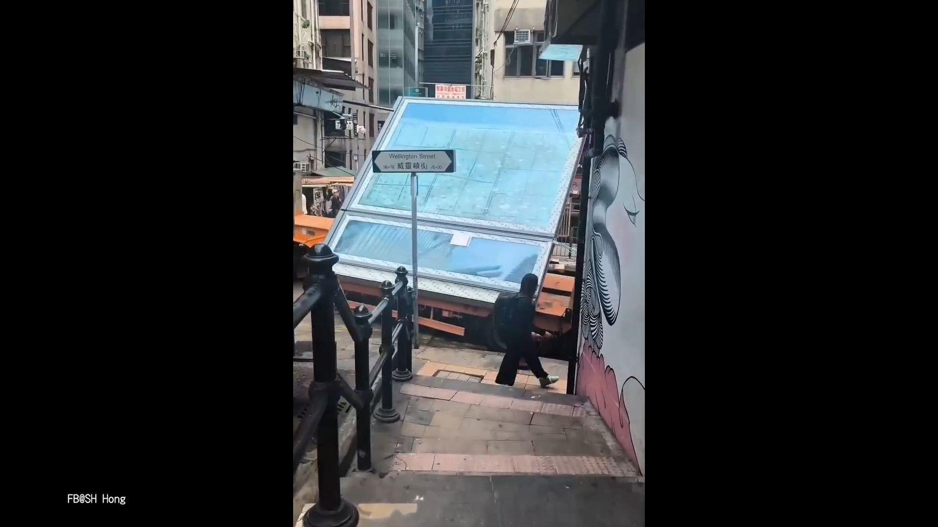 中環大車入窄路撞歪路牌惹街坊拍照　網民嘲變「全新打卡景點」